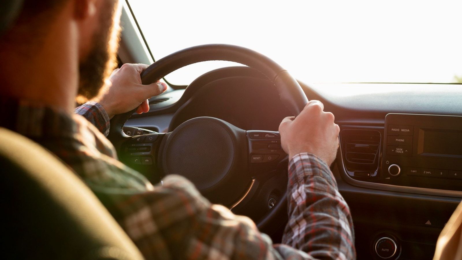 Um check-up preventivo no ve&iacute;culo &eacute; crucial para garantir a seguran&ccedil;a e tranquilidade em viagens de carro -  (crédito: Magnific)