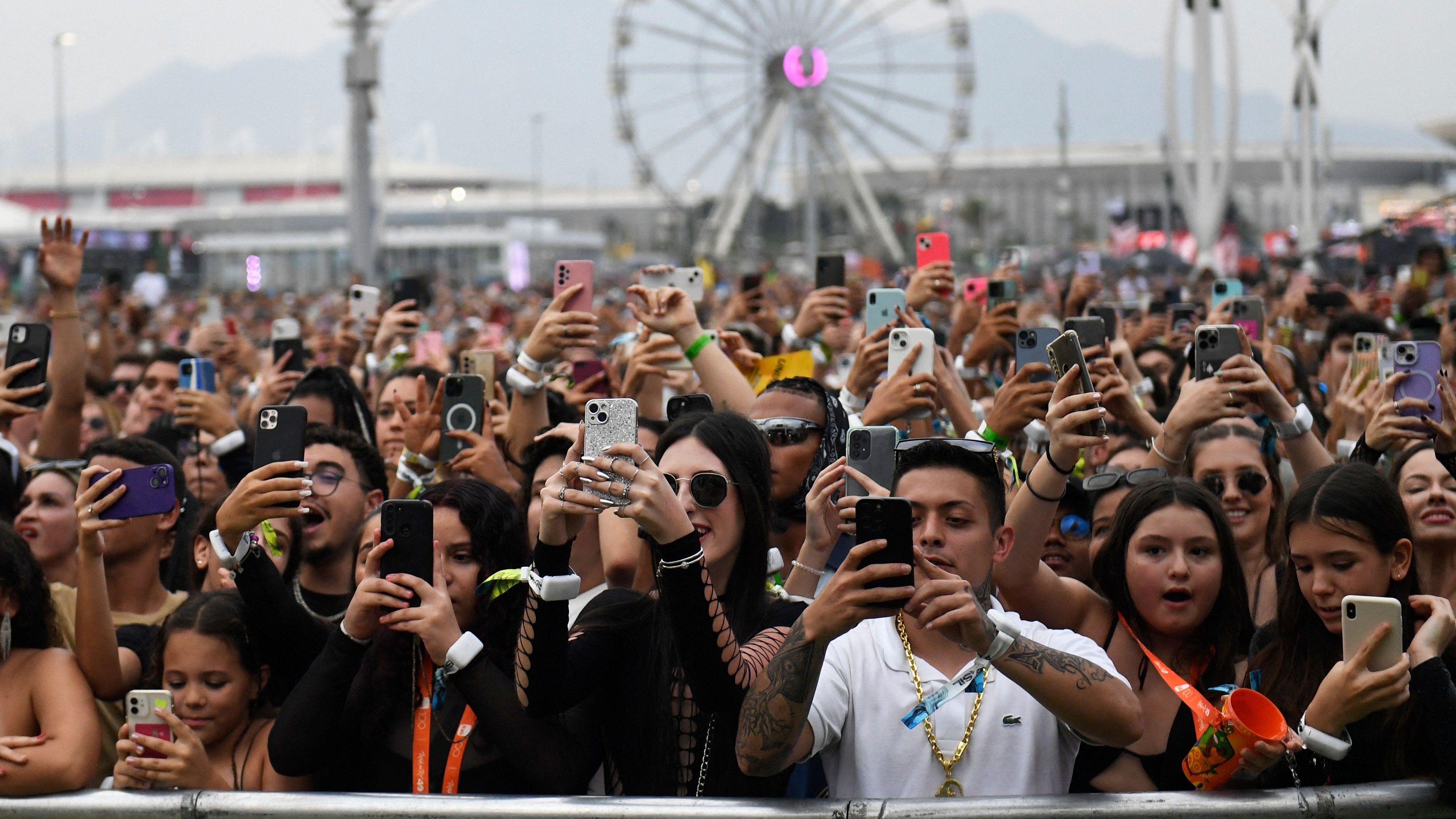 F&atilde;s registram shows do Rock in Rio, festival que atraiu milhares de pessoas e gerou impacto econ&ocirc;mico no Rio -  (crédito: DANIEL RAMALHO)