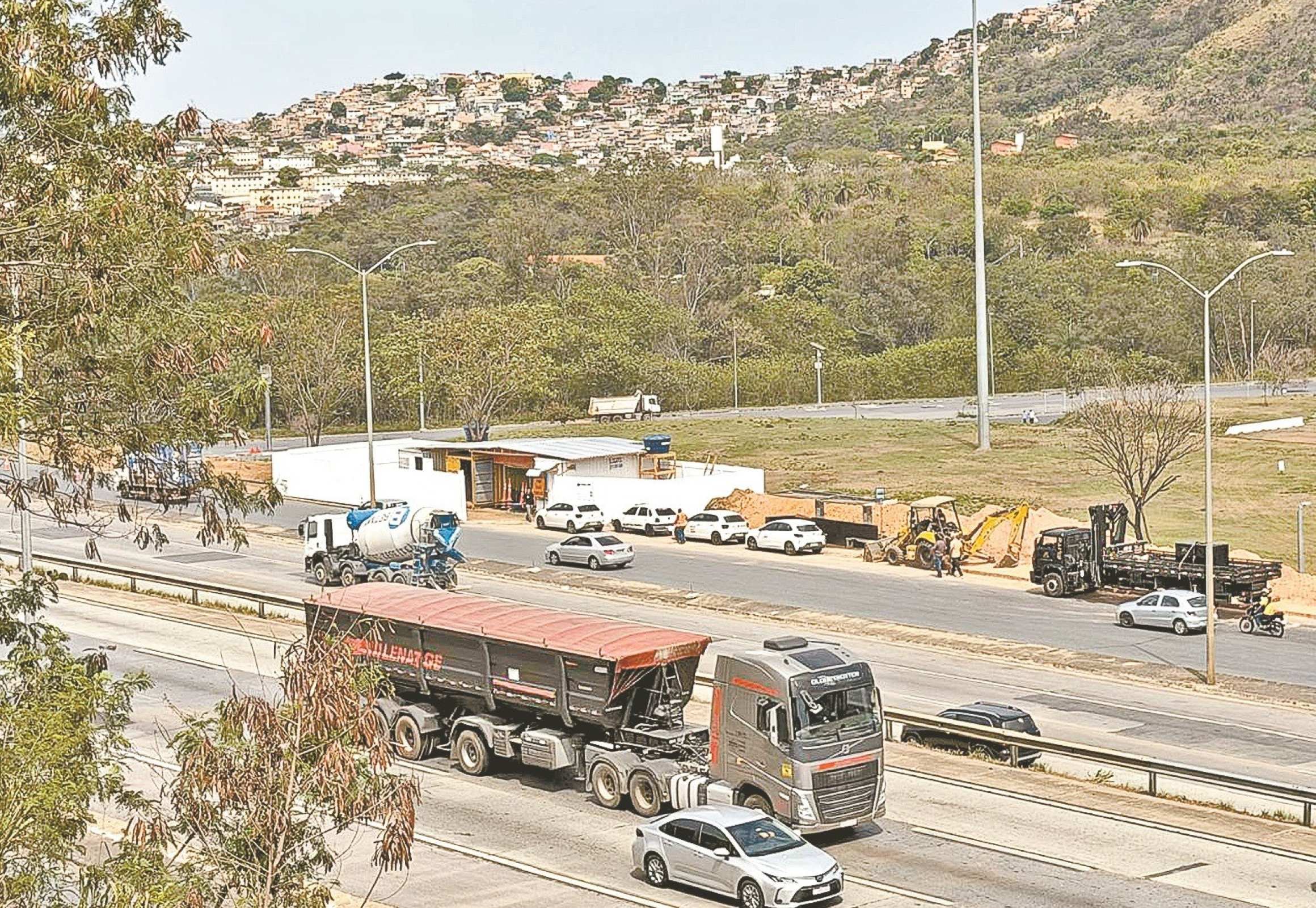 Equipes iniciam os trabalhos &agrave;s margens da MG-010, enquanto carros e caminh&otilde;es passam pelo trecho onde pedestres convivem h&aacute; mais de 15 anos com uma travessia perigosa