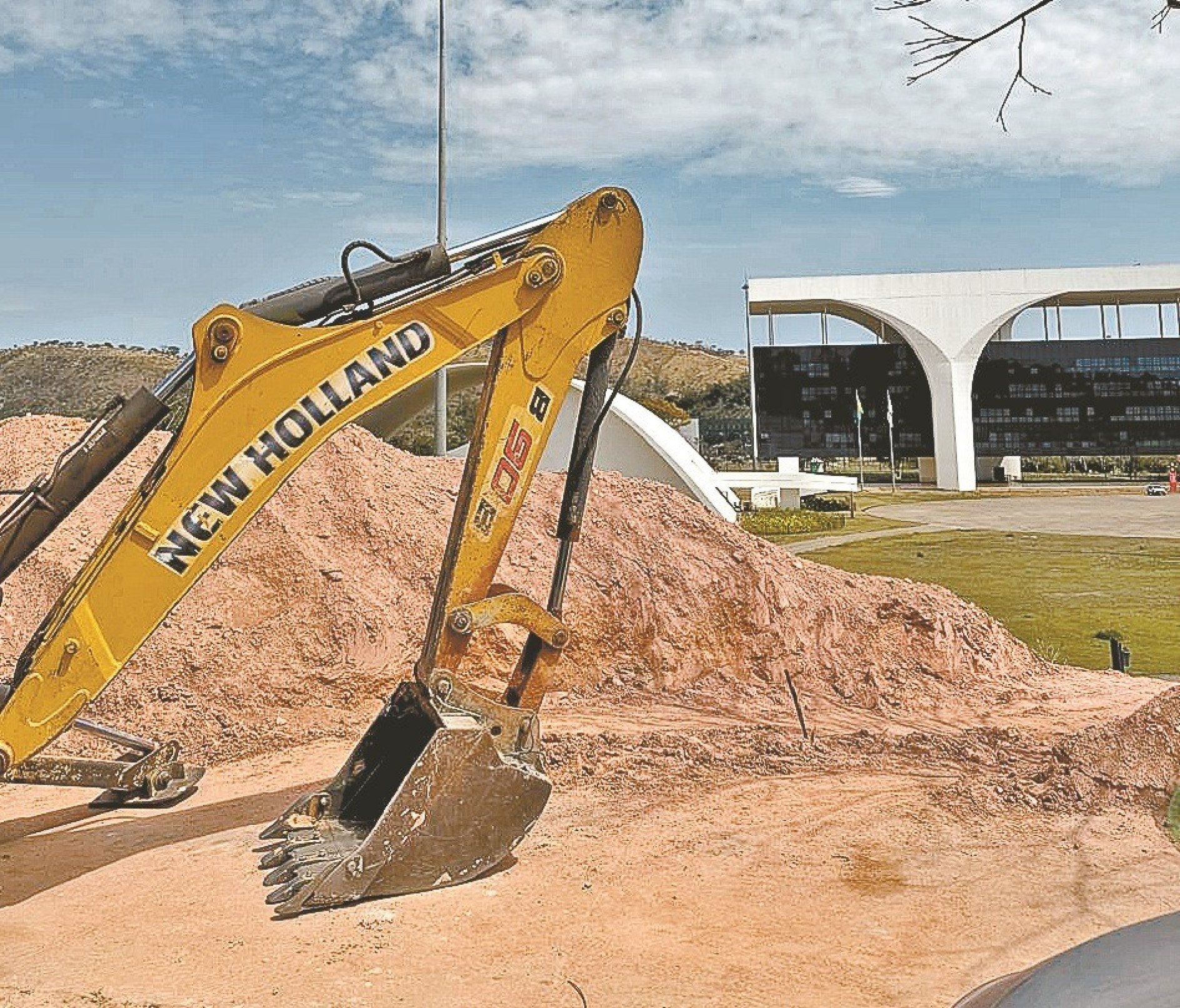 M&aacute;quina trabalha na prepara&ccedil;&atilde;o do terreno para a constru&ccedil;&atilde;o da passarela de 312 metros, que far&aacute; a liga&ccedil;&atilde;o entre o distrito de S&atilde;o Benedito, em Santa Luzia, e a regi&atilde;o da Cidade Administrativa
