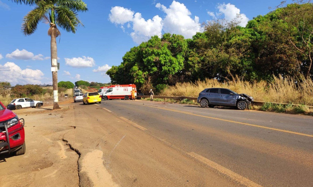 O motorista do Fiat Palio ficou preso às ferragens. A morte dele foi constatada por um médico do Samu - (crédito: CBMMG/Divulgação )