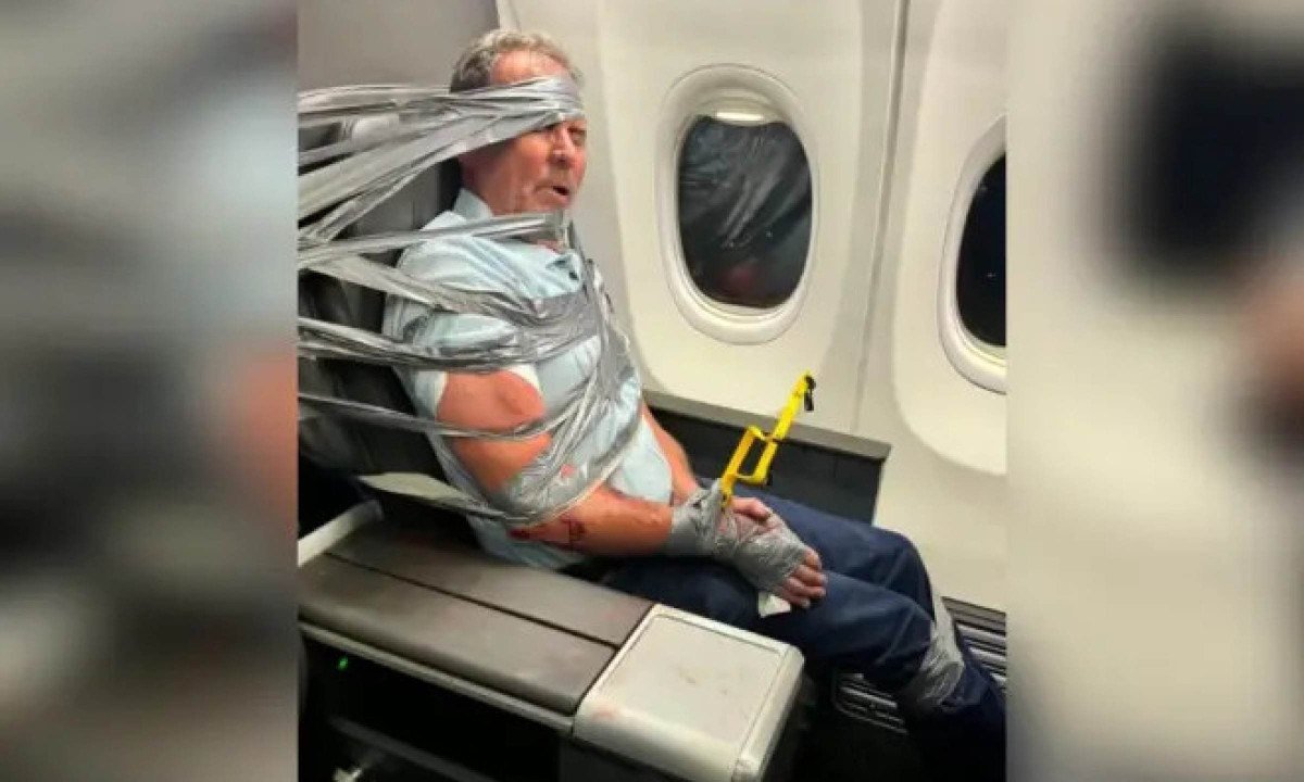 Homem foi amarrado com fita adesiva em uma poltrona durante um voo, após gritar e atacar um passageiro - (crédito: Reprodução/Redes Sociais)