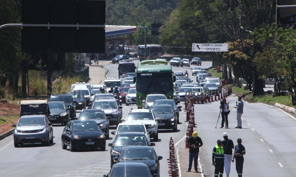 Trânsito ficou lento principalmente no sentido da MGC-356 para a Savassi, além da Avenida Raja Gabaglia sentido Belvedere
- (crédito: Edésio Ferreira/EM/D.A Press)