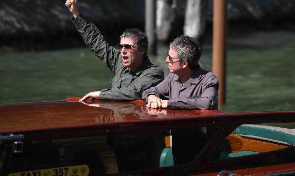 Noel (à direita) e Liam Gallagher chegam ao Lido de Veneza para apresentar "Oasis: Don't look back in anger", exibido fora de competição durante o 83º Festival Internacional de Cinema - (crédito: Tiziana Fabi/AFP)