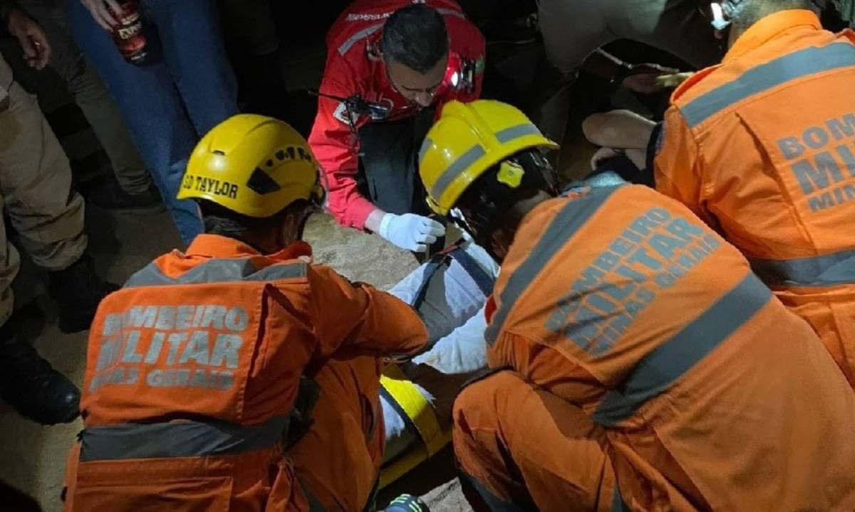 A estrutura que desabou ficava ao lado direito do palco e dava acesso aos sanitários - (crédito: Reprodução/CBMMG)