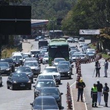 Obras de ampliação complicam trânsito no trevo do Belvedere, em BH
