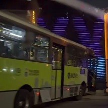 Ônibus desgovernado invade motel no Bairro Caiçaras, em BH - Reprodução/Redes Sociais 