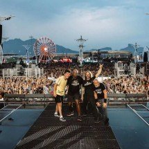 Sob chuva, banda Sepultura faz sua última apresentação no Rock in Rio