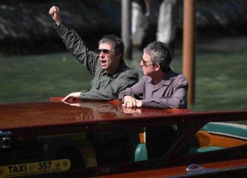 Os irm&atilde;os Noel (&agrave; direita) e Liam Gallagher, da banda Oasis, moveram uma a&ccedil;&atilde;o na Justi&ccedil;a para impedir o leil&atilde;o de um acervo in&eacute;dito de grava&ccedil;&otilde;es feitas pelo engenheiro de som Huw Richards  -  (crédito: Tiziana Fabi/AFP)