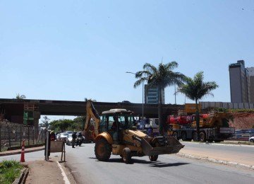 Obra, retomada após a troca da empresa responsável pelos serviços, prevê o aumento da capacidade do sistema viário em um dos principais pontos de ligação entre BH e Nova Lima, na Região Metropolitana -  (crédito:  Edésio Ferreira/EM/D.A)