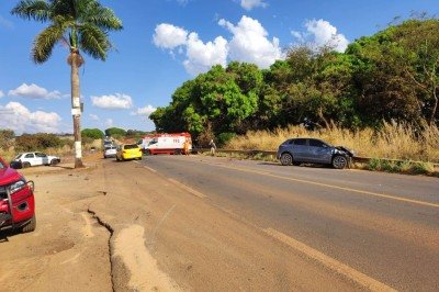 O motorista do Fiat Palio ficou preso às ferragens. A morte dele foi constatada por um médico do Samu  -  (crédito: CBMMG/Divulgação )