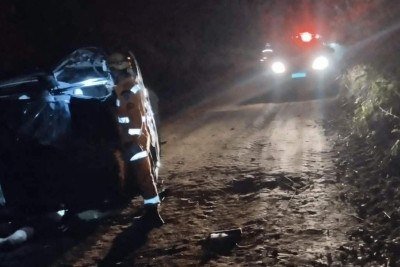 Após capotar várias vezes, Volkswagen Fox ficou bastante danificado
 -  (crédito: CBMMG/Divulgação)