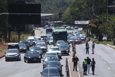 Tr&acirc;nsito ficou lento principalmente no sentido da MGC-356 para a Savassi, al&eacute;m da Avenida Raja Gabaglia sentido Belvedere
 -  (crédito: Ed&eacute;sio Ferreira/EM/D.A Press)