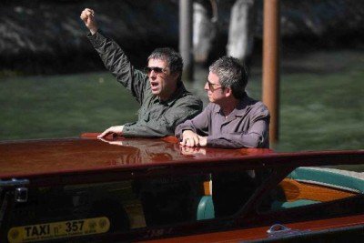 Noel (&agrave; direita) e Liam Gallagher chegam ao Lido de Veneza para apresentar "Oasis: Don't look back in anger", exibido fora de competi&ccedil;&atilde;o durante o 83&ordm; Festival Internacional de Cinema  -  (crédito: Tiziana Fabi/AFP)