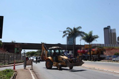 Obra, retomada após a troca da empresa responsável pelos serviços, prevê o aumento da capacidade do sistema viário em um dos principais pontos de ligação entre BH e Nova Lima, na Região Metropolitana -  (crédito:  Edésio Ferreira/EM/D.A)