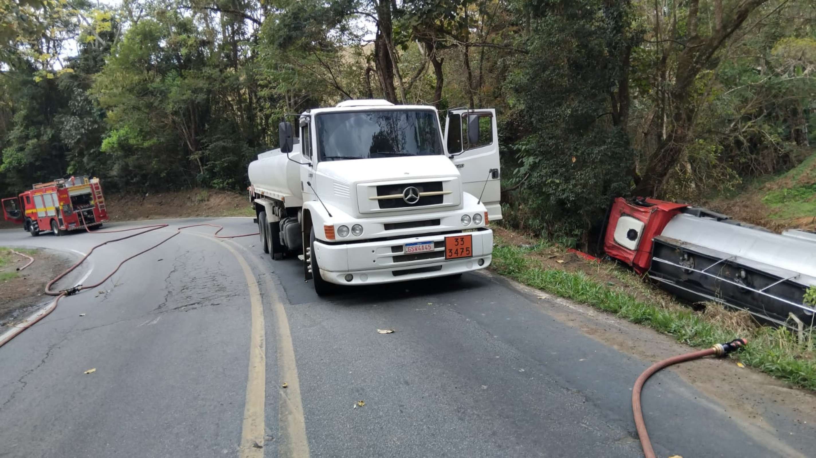 O caminh&atilde;o-tanque tombou e derramou combust&iacute;vel na pista, que segue interditada 