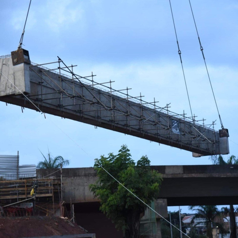 Trevo do Belvedere: viga maior de obra no viaduto é içada; veja vídeo