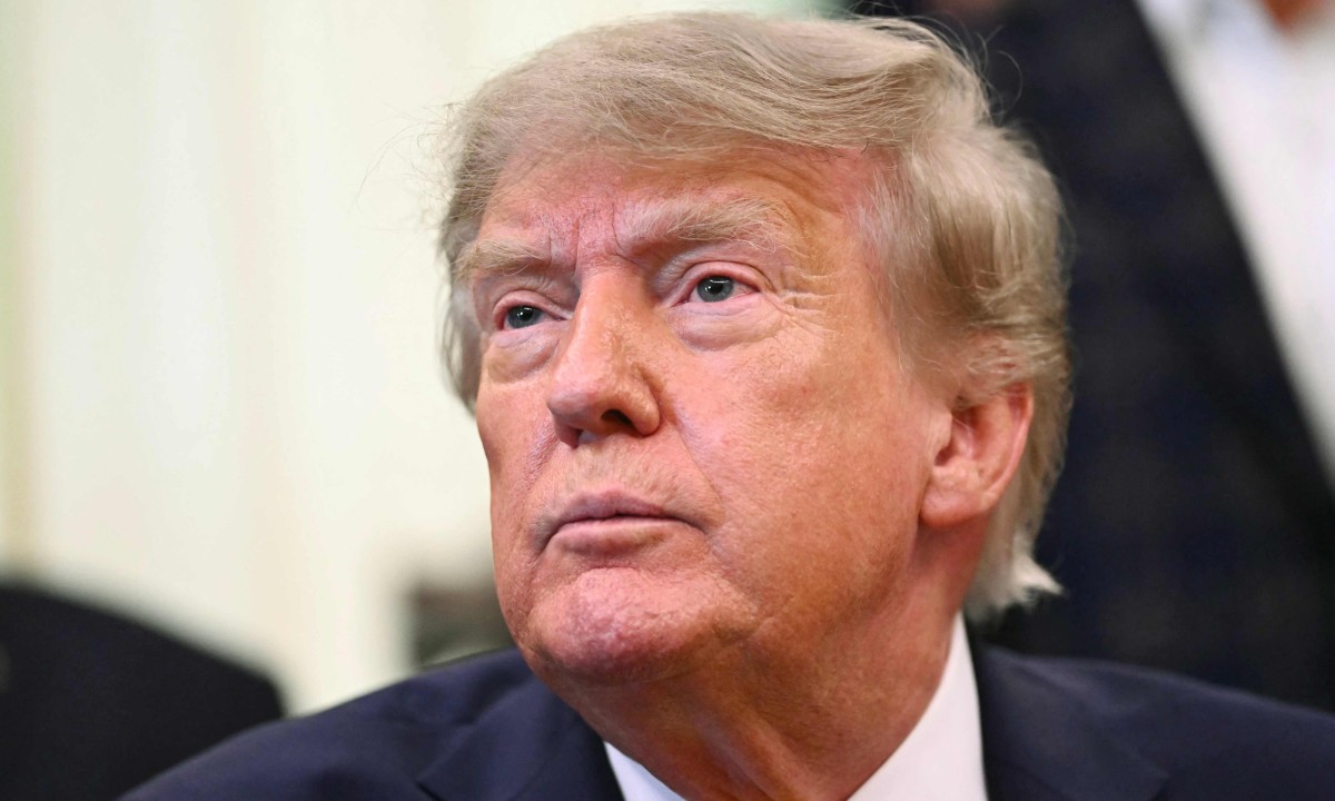 Donald Trump com os tradicionais cabelos loiros - (crédito: Kent NISHIMURA / AFP)
