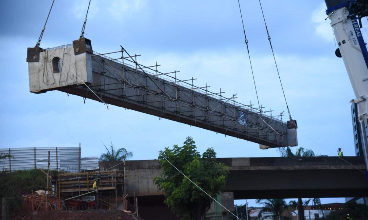Viga foi içada por volta das 18h - (crédito: Gladyston Rodrigues/EM/DA.Press)