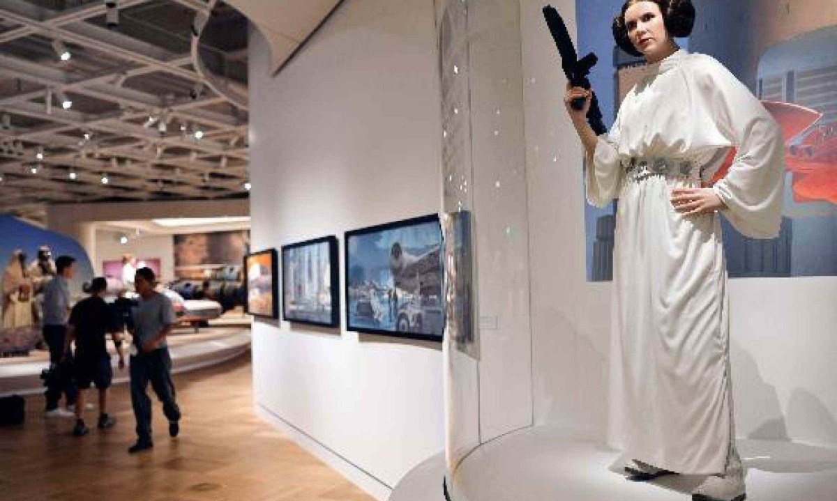 Figurino da Princesa Leia, do filme 'O Império contra-ataca', está em exibição na mostra 'Star Wars in Motion', no Lucas Museum of Narrative Art, que será inaugurado em 22/9 em Los Angeles - (crédito: Mario Tama/Getty Images via AFP)