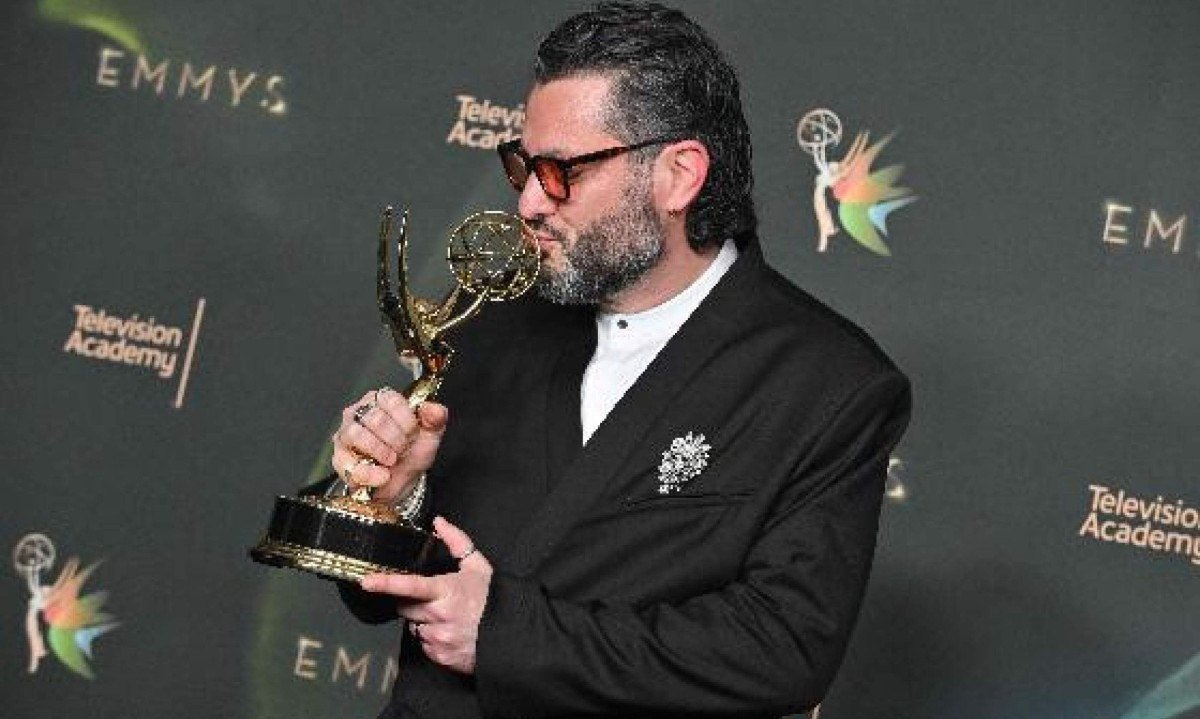Miguel Gandelman posa com seu Emmy de Melhor Direção Musical pelo "Apple Music Super Bowl LX Halftime Show" com a participação de Bad Bunny, durante a primeira noite da 78ª edição do Emmy Awards, no Peacock Theater, em Los Angeles - (crédito: Lisa O'Connor/AFP)