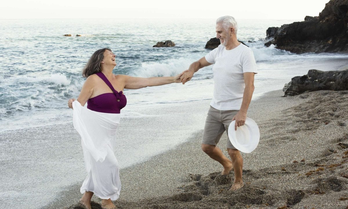 Na pesquisa com o público 60+, destinos com praia lideram as preferências (72%), seguida por cidades históricas (42%) - (crédito: Magnific)
