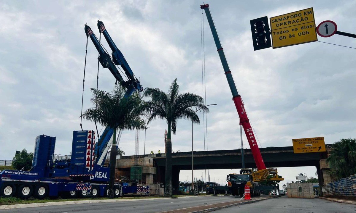 Primeira viga na nova etapa da obra de ampliação do viaduto é colocada neste domingo (6/9) - (crédito: Edésio Ferreira/EM/DA Press)