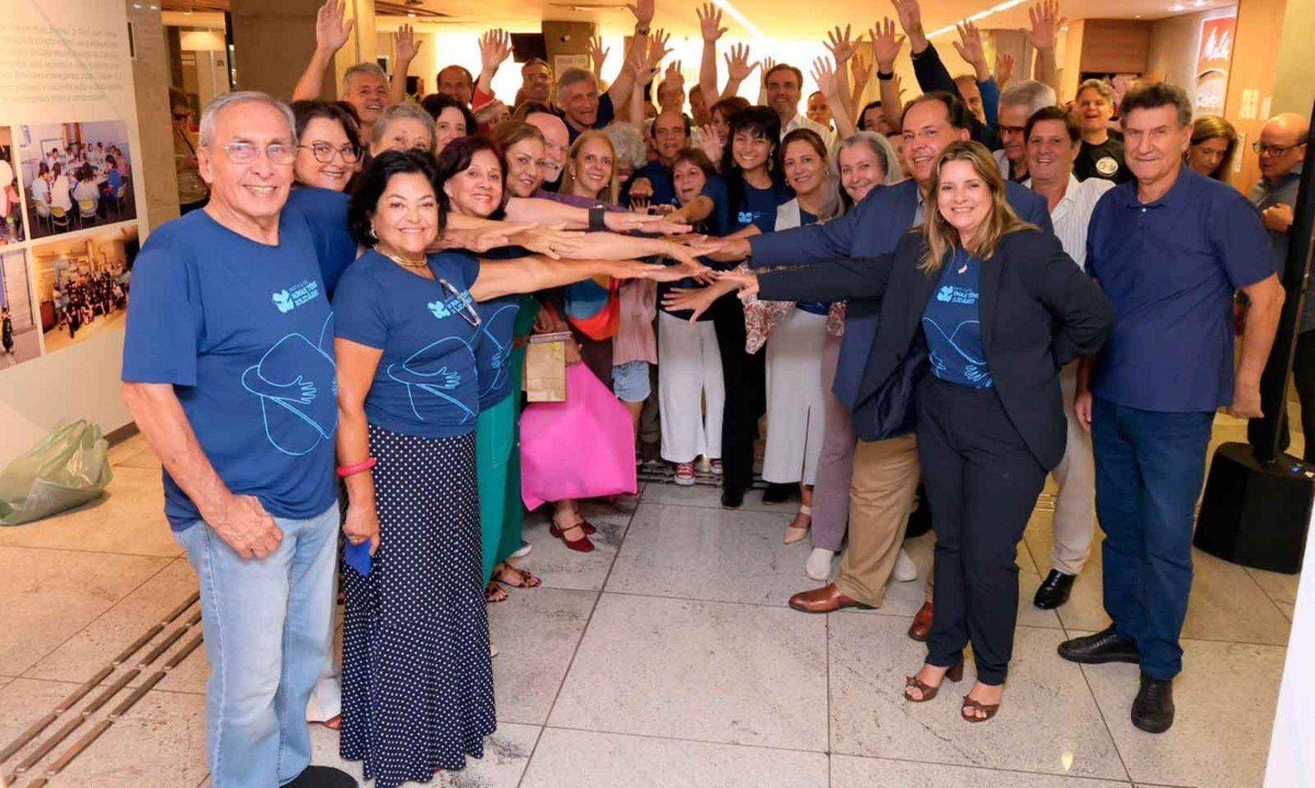 Integrantes do Instituto Minas Tênis Solidário na abertura da exposição sobre o trabalho realizado pelo grupo
 -  (crédito: Orlando Bento/Divulgação)