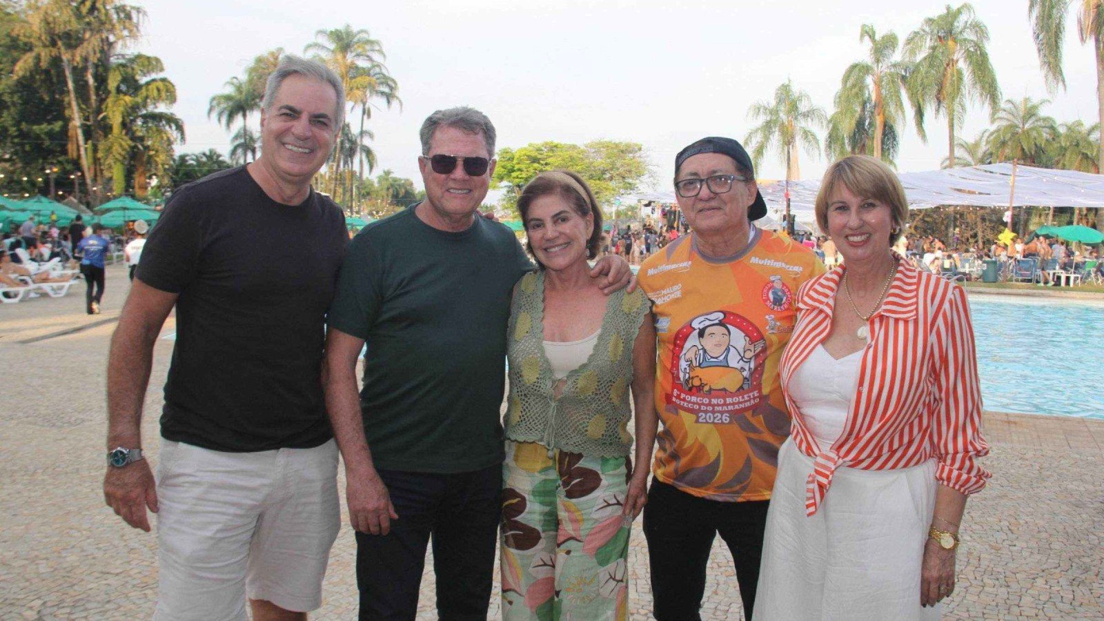  Edy Fernandes, Wilson Alvarenga com Lucinha, Valdez Maranh&atilde;o e Cida Martins est&atilde;o lado a lado sorrindo durante o Luau do PIC, em BH