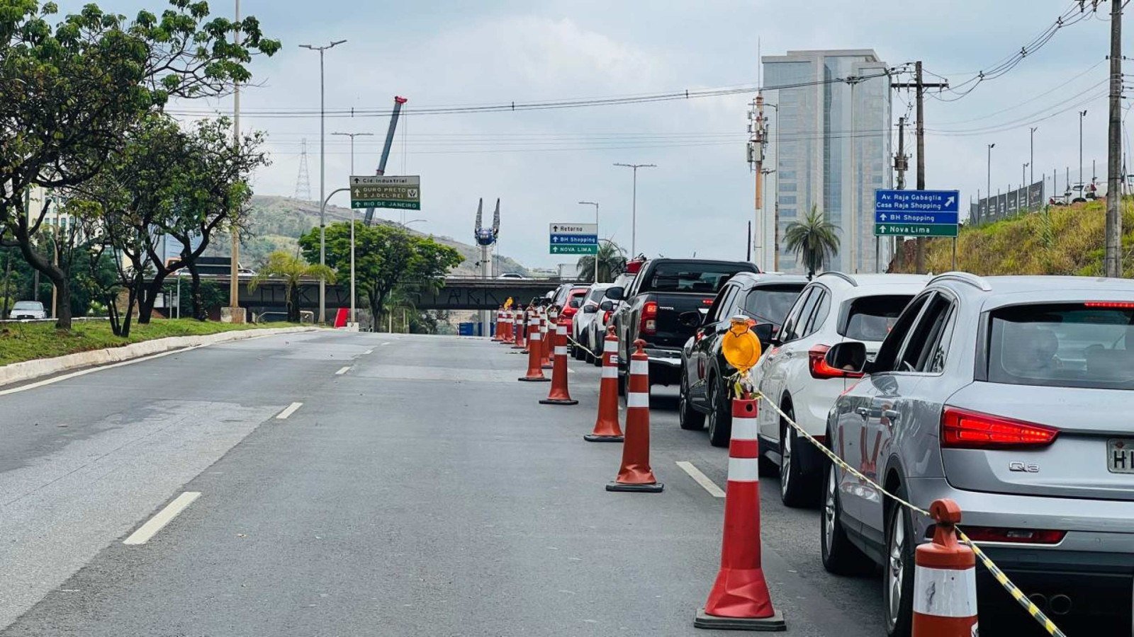 MGC-356 enfrenta pequeno congestionamento nos dois sentidos devido à interdição para realização de obras-Edésio Ferreira/EM/DA Press