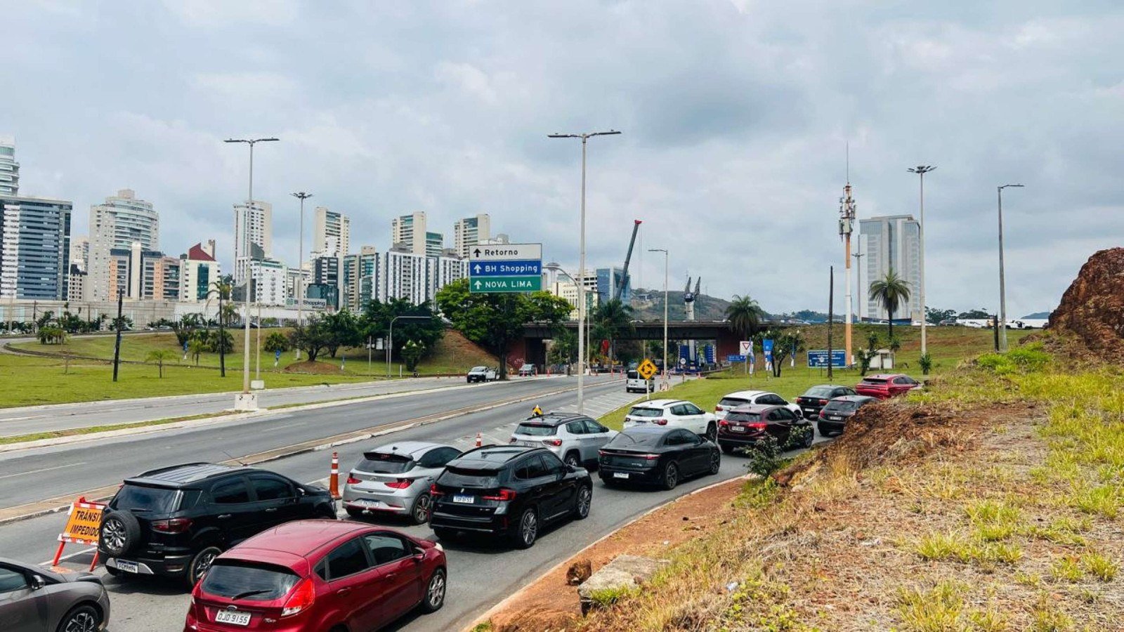 MGC-356 está totalmente interditada sob o viaduto da Avenida Raja Gabaglia até segunda-feira (7/9)-Edésio Ferreira/EM/DA Press