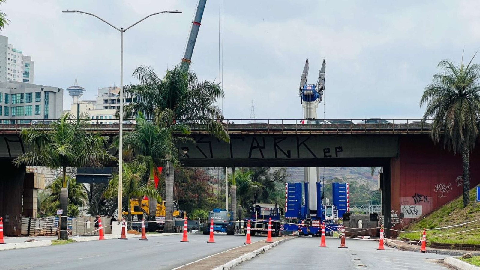 MGC-356 está totalmente interditada sob o viaduto da Avenida Raja Gabaglia até segunda-feira (7/9)-Edésio Ferreira/EM/DA Press