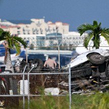 Avião de carga sai da pista, atinge veículos e deixa cinco mortos em Miami -  AFP