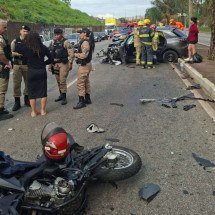 Motociclista é arremessado em acidente na Via Expressa de Contagem - Reprodução/CBMMG