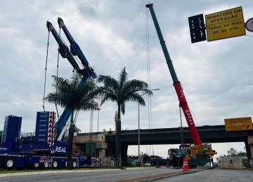 Primeira viga na nova etapa da obra de ampliação do viaduto é colocada neste domingo (6/9) -  (crédito: Edésio Ferreira/EM/DA Press)