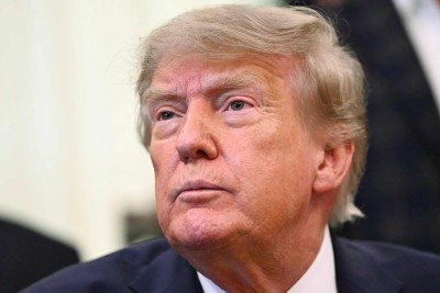 Donald Trump com os tradicionais cabelos loiros -  (crédito: Kent NISHIMURA / AFP)