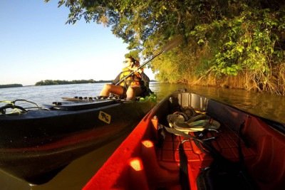 É obrigatório o uso de colete salva-vidas, apito de emergência, remo reserva e GPS com mapa salvo ao encarar a Rota dos Pioneiros -  (crédito: RedeTrilhas/Divulgação)
