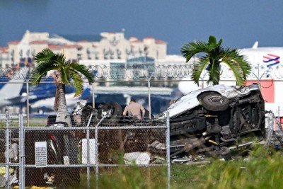 Avião de carga da Amazon Prime Air ultrapassou a pista e atingiu veículos no Aeroporto Internacional de Miami, em Miami, Flórida -  (crédito:  AFP)