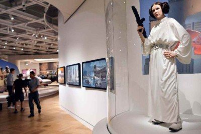 Figurino da Princesa Leia, do filme 'O Imp&eacute;rio contra-ataca', est&aacute; em exibi&ccedil;&atilde;o na mostra 'Star Wars in Motion', no Lucas Museum of Narrative Art, que ser&aacute; inaugurado em 22/9 em Los Angeles -  (crédito: Mario Tama/Getty Images via AFP)