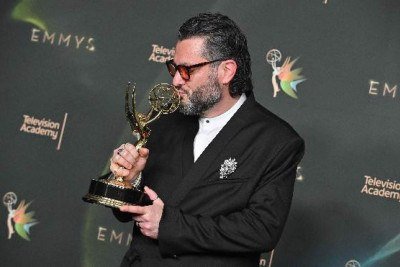 Miguel Gandelman posa com seu Emmy de Melhor Dire&ccedil;&atilde;o Musical pelo "Apple Music Super Bowl LX Halftime Show" com a participa&ccedil;&atilde;o de Bad Bunny, durante a primeira noite da 78&ordf; edi&ccedil;&atilde;o do Emmy Awards, no Peacock Theater, em Los Angeles -  (crédito: Lisa O'Connor/AFP)