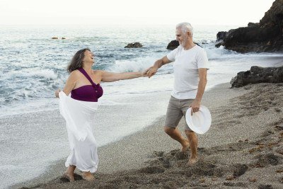 Na pesquisa com o público 60+, destinos com praia lideram as preferências (72%), seguida por cidades históricas (42%) -  (crédito: Magnific)
