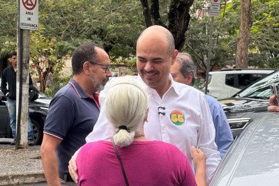 Governador e candidato à reeleição em Minas Gerais, Mateus Simões, durante agenda em Viçosa, neste domingo (6/9) -  (crédito: Reprodução/Campanha Mateus Simões)