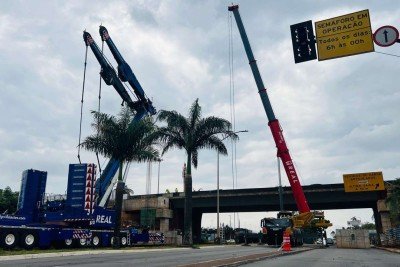 Primeira viga na nova etapa da obra de ampliação do viaduto é colocada neste domingo (6/9) -  (crédito: Edésio Ferreira/EM/DA Press)