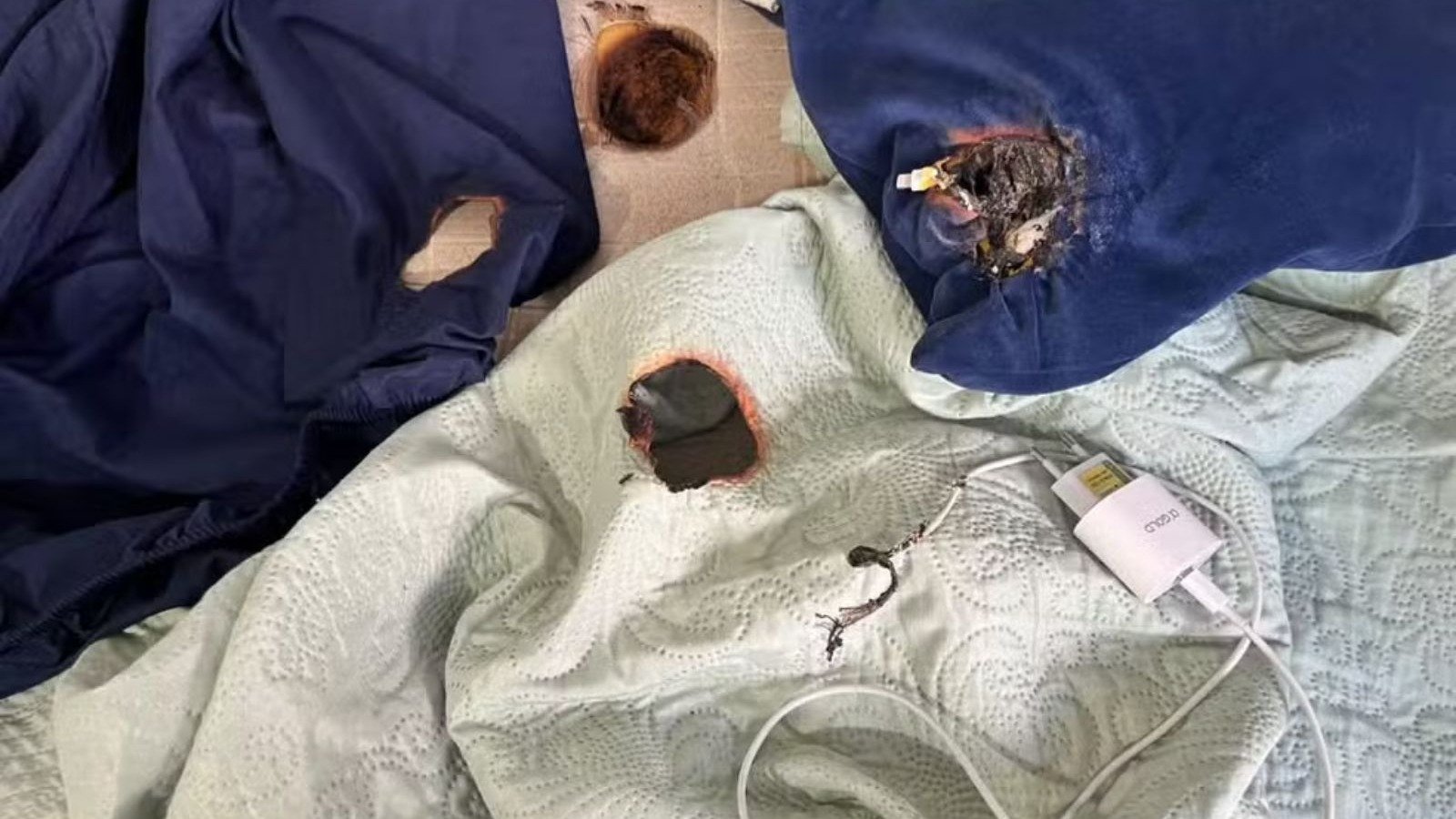 Os danos causados por um carregador de celular que pegou fogo no colch&atilde;o enquanto um jovem dormia -  (crédito: Arquivo pessoal)