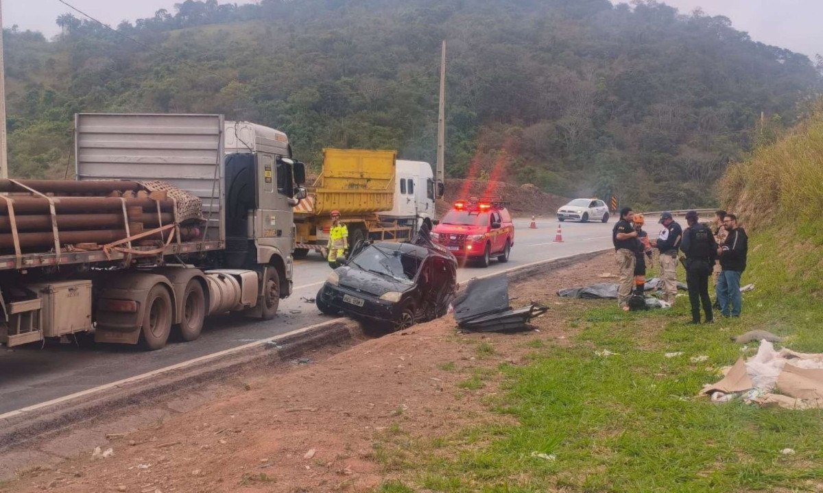 Duas mortes foram constatadas ainda no local do acidente - (crédito: Guarda Civil Municipal de São Gonçalo do Rio Abaixo/Divulgação )
