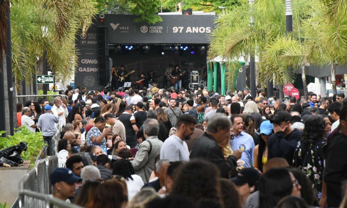 O entorno do Mercado Central ficou cheio de gente para acompanhar os shows - (crédito: Gladyston Rodrigues/EM/D.A Press)