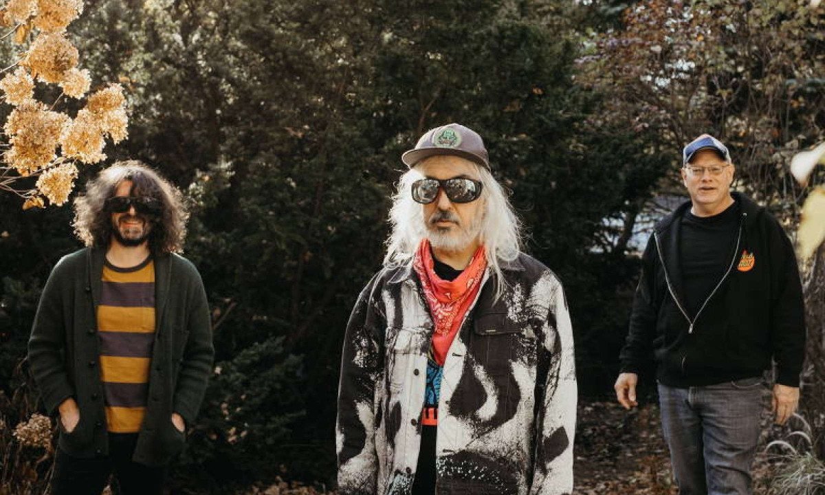 Após cinco anos, banda Dinossaur Jr. lança um novo álbum, "There near", em que retoma o som mais barulhento que marcou o início de sua trajetória - (crédito: Jeff Fowler - divulgação)