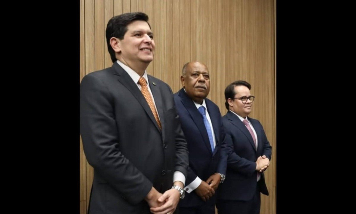 Ministro Benedito Gonçalves entre os conselheiros do CNJ Marcello Terto e Carlos Vinícius Alves Ribeiro - (crédito: Divulgação)