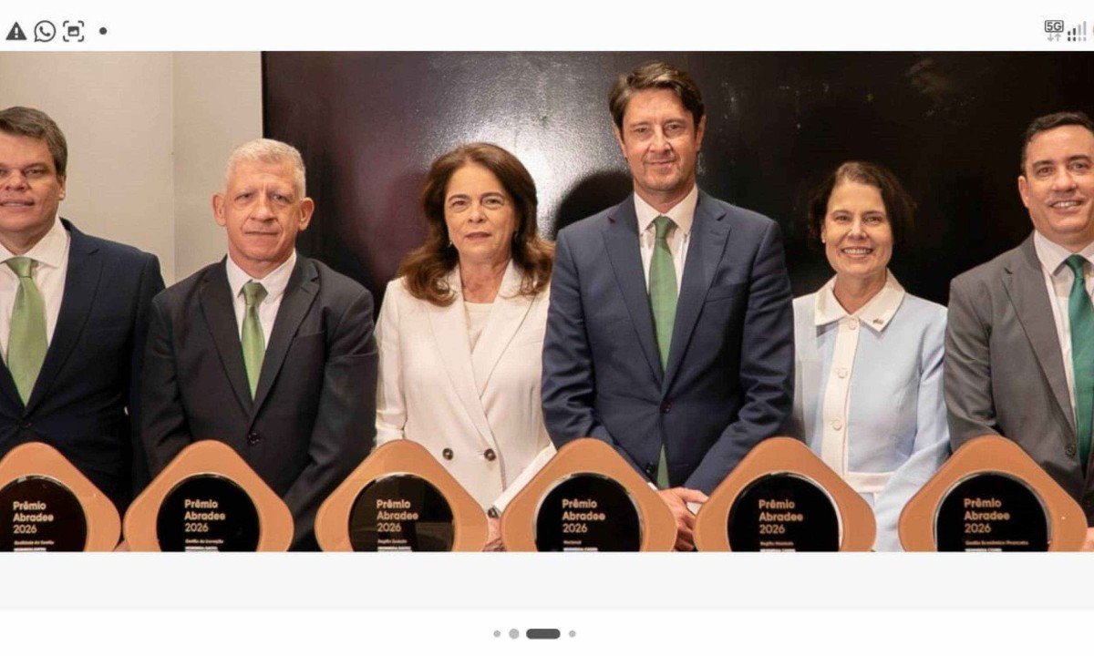 Eduardo Capelastegui e Solange Ribeiro, respectivamente CEO e vice-presidente de Regula&ccedil;&atilde;o, Institucional e Sustentabilidade do grupo Neonergia, com executivos da empresa multipremiada no Pr&ecirc;mio Abradee 2026