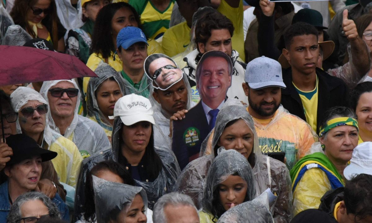 Manifestantes levam figuras de Jair Bolsonaro e cartazes contra Lula e Moraes na Praça da Liberdade, em BH, no 7 de setembro - (crédito: Gladyston Rodrigues/EM/DA Press)